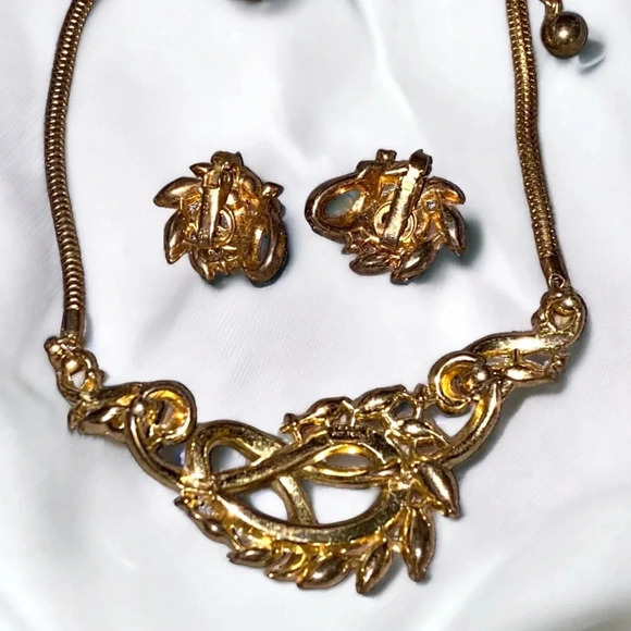 Vintage Trifari Yellow Rhinestone Gold Tone Necklace - Picture 4 of 7